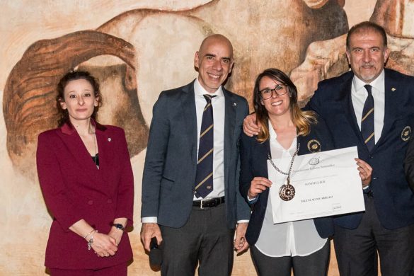 chi sono: selene scinicariello di viaggi che mangi, sommelier ais alla consegna dei diplomi